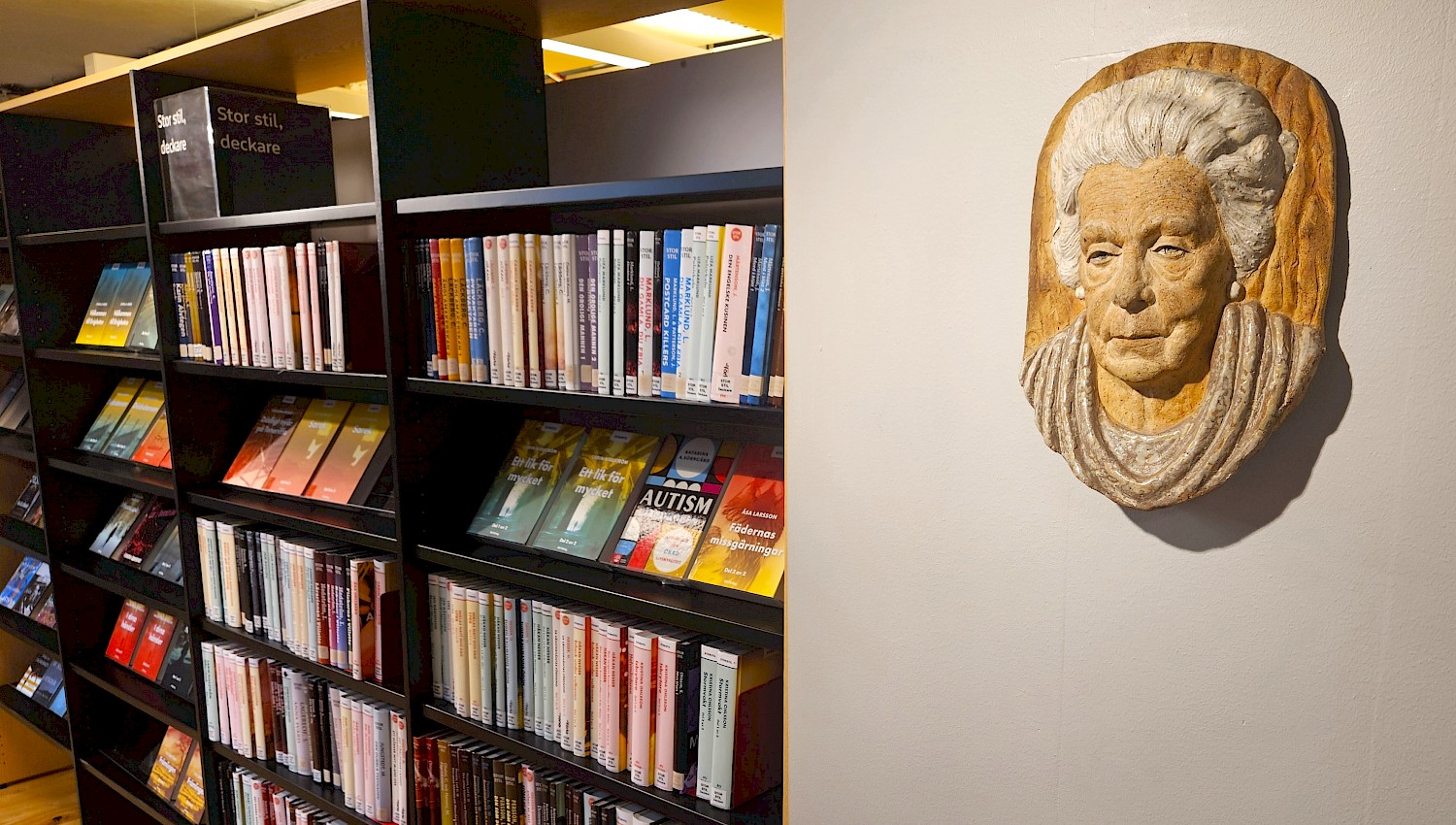 Selma Lagerlöf "bevakar" att allt går rätt till på Lidingös stadbibliotek.