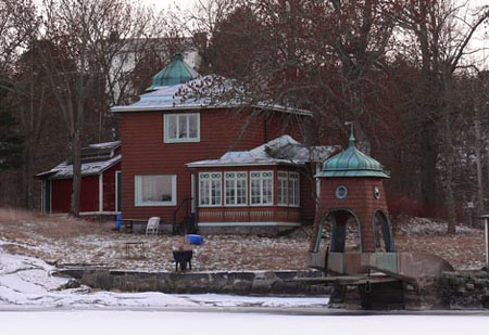 Nybergs hus uppfördes 1906 i en blandning av jugend och amerikansk "stick-style", med fasader i tjärstruken träspån - nu mest synligt på den mycket speciella höj- och sänkbara bryggan. Huset är privatägt.