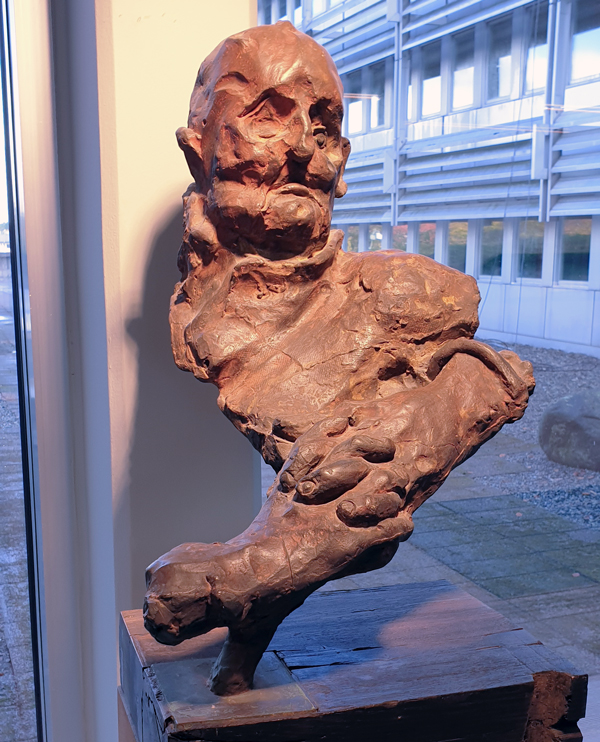 Claes Hake (1945- ): "Sten Stuvare". Brons. Placerad i Lidingö stadshus, glasgången.