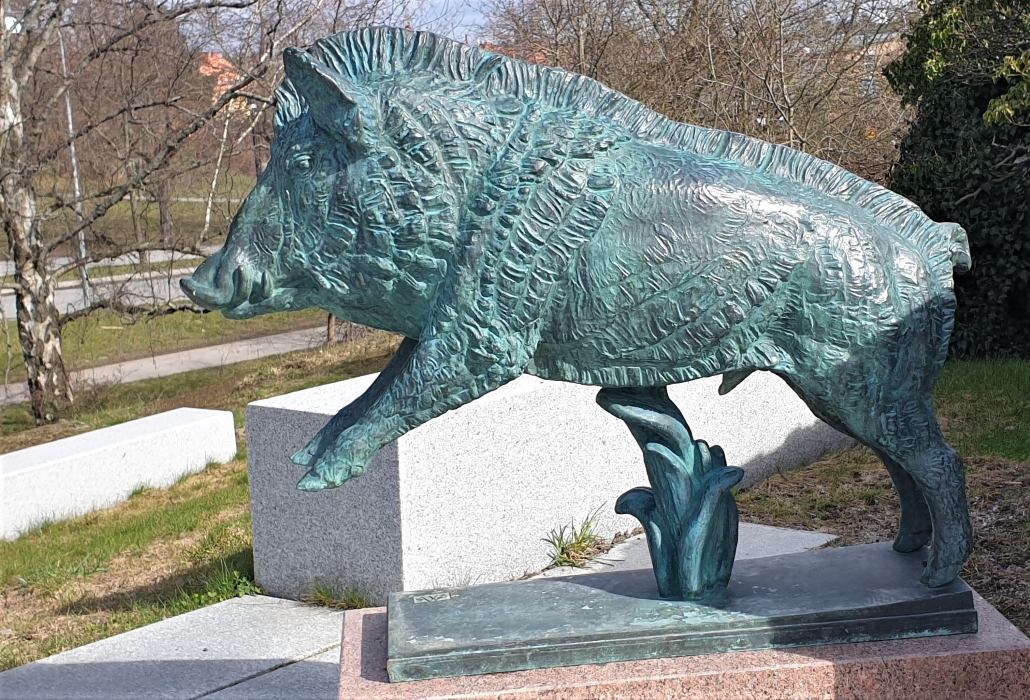 Carl Milles (1875-1955): Vildsvin. Inköpt 2020. Står vid trappan på Bussgatan, vid Lidingö stadshus. Ingår i en skulpturgrupp bestående av tre fristående skulpturer i brons.