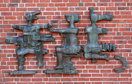 Börje Lindberg (1928-2023): Fart. Bronsrelief. Inköpt 1960 av Lidingö stad. Finns vid Bodals skola.