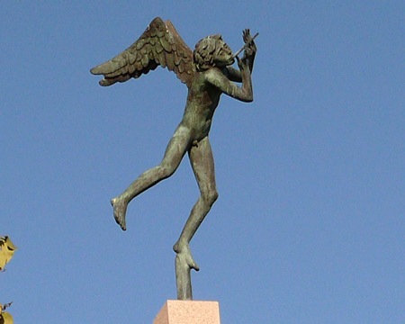 Carl Milles (1875-1955): Flöjtspelande ängel. Brons. Placering vid brofästet på Torsviksberget 1997. (Se även nästa bild).