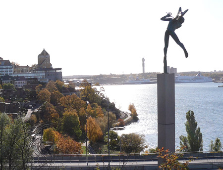 Carl Milles (1875-1955): Flöjtspelande ängel. Brons. Gåva från AP-Fonden Fastigheter 1997. Placeringen vid brofästet på Torsviksberget.