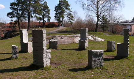 Liv Due (1955-): Åtta stoler. Inköpt 1992 av Lidingö stad. Finns i Stadshusparken, Lidingö centrum. Se även denna länk: http://stockholmslansmuseum.se/besoksmal/atta-stolar/