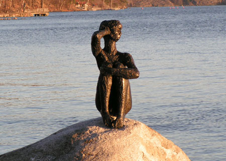 Liss Eriksson (1919-2000): Den lilla havsfröken. Tillkomstår 1950. Gåva 2004 till Lidingö stad från en lidingöbo. Finns vid strandpromenaden nära Skärsätra.