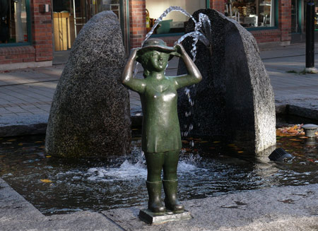 Sven Lundqvist (1918-2010): Människan i centrum. Tillkomstår 2005 i samband med Lidingö Centrums 10 års-jubiléum. Står på Vasatorget.