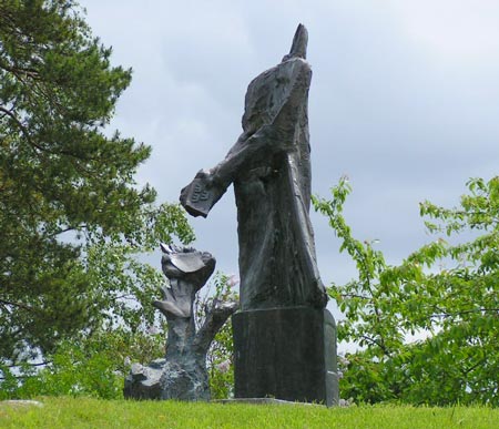 Willy Gordon (1918-2003): Raoul Wallenbergs gärning. Brons. Gåva 1999. Finns i Stadshusparken, Lidingö centrum. Se även denna länk: http://stockholmslansmuseum.se/besoksmal/raoul-wallenbergs-garning/