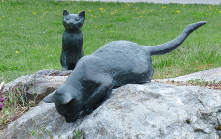 Aline Magnusson (1939-): Smygande katt och Liten katt. Inköpta 2013 av Lidingö stad. Finns i Stadshusparken, Lidingö centrum.