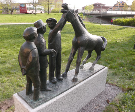 Sven Lundqvist (1918-2010): Hästskojare. Brons på granitsockel. Tillkomstår 1983. Inköpt 2008 av Lidingö stad. Invigd 2009. Finns i Hästskojarparken, vid Vasaborgen.