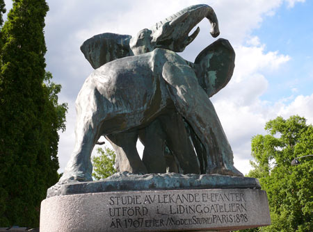 Carl Milles (1875-1955): Lekande elefanter. Brons. Tillkomstår 1898. Gåva 1947. Står vid Klockargårdens skola.