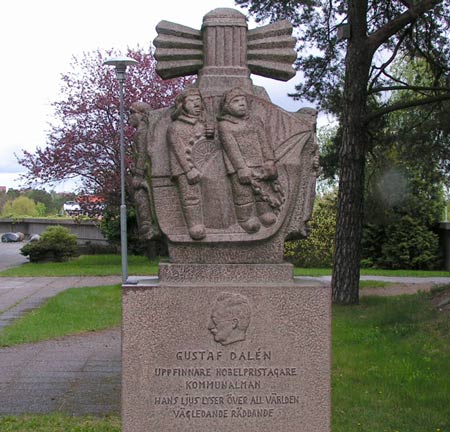 Bror Marklund (1907-1977): Minnesmärke över Gustaf Dalén. Framsidan. Texten lyder: Gustaf Dalén, Nobelpristagare, kommunalman, hans ljus lyser över all världen, vägledande räddande.