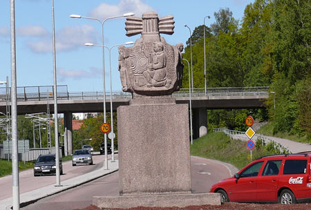 Bror Marklund (1907-1977): Minnesmärke över Gustaf Dalén. Tillkomstår 1945. Gåva till Lidingö stad från familjen Dalén. Står numera, sedan 2006, i rondellen vid Läroverksvägen/Södra Kungsvägen. På bilden syns statyns baksida.