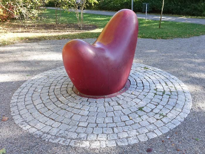 Monika Gora (1959 -): "Kusiner". Inköpt 2012 och placerad vid Rolands plats utmed gång- och cykelvägen på Kyrkvägen.