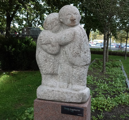 Sven Lundqvist (1918-2010): Tröst. Sandsten. Inköpt 1975 av Lidingö stad. Står i Larsbergs centrum.