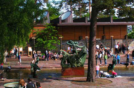 På den Nedre terrassen står bl.a. "Europa och Tjuren". Konsthallen i bakgrunden.