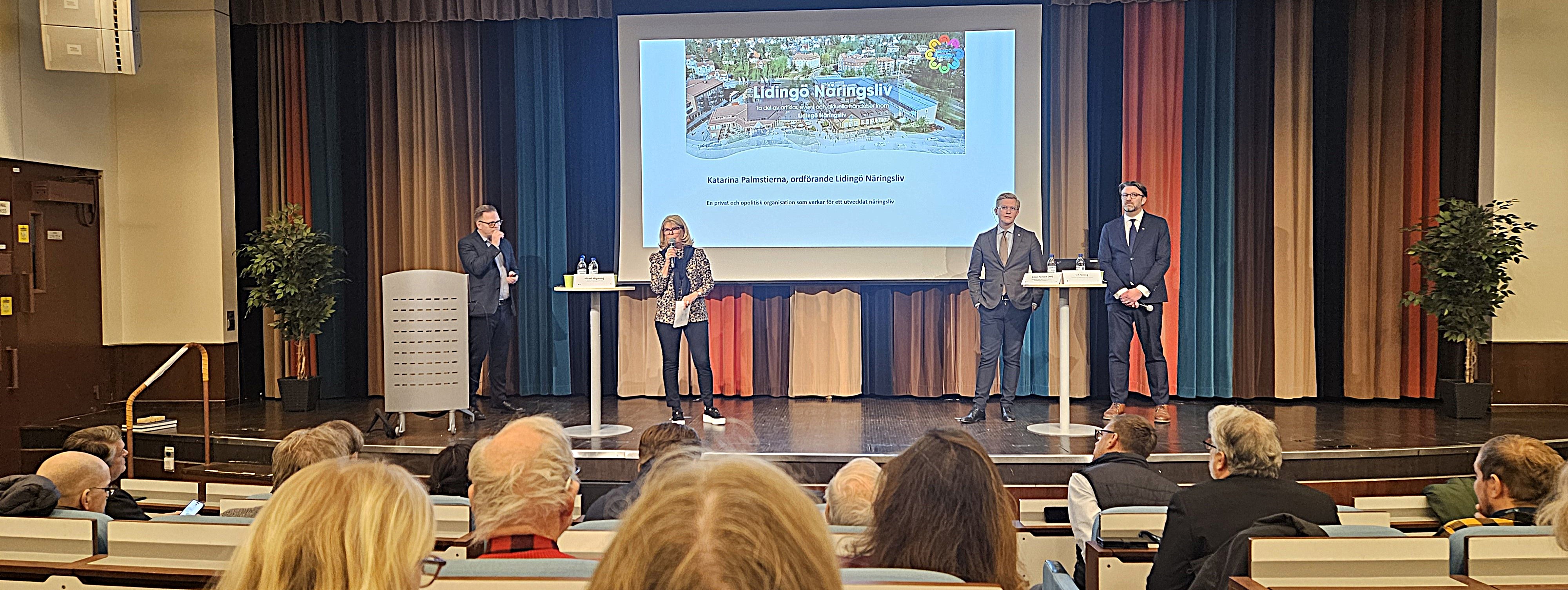 3. SL-mötet i Gustaf Dalénsalen 18 dec. 2024. Fr.v. Mikael Högskoog, pressansvarig Lidingö stad, moderator, Katarina Palmstierna, Lidingö Näringsliv, Anton Fendert (MP), regiontrafikråd och Erik Norling, trafikdirektör på Trafikförvaltningen.