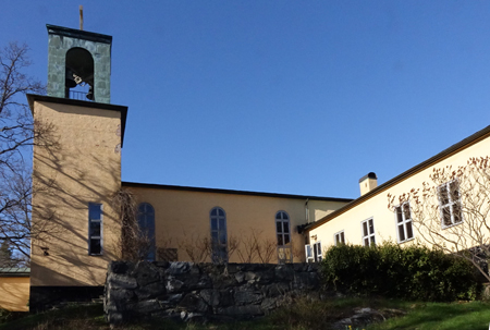 Klocktorn, kyrksal och till höger församlingssal, mot söder.