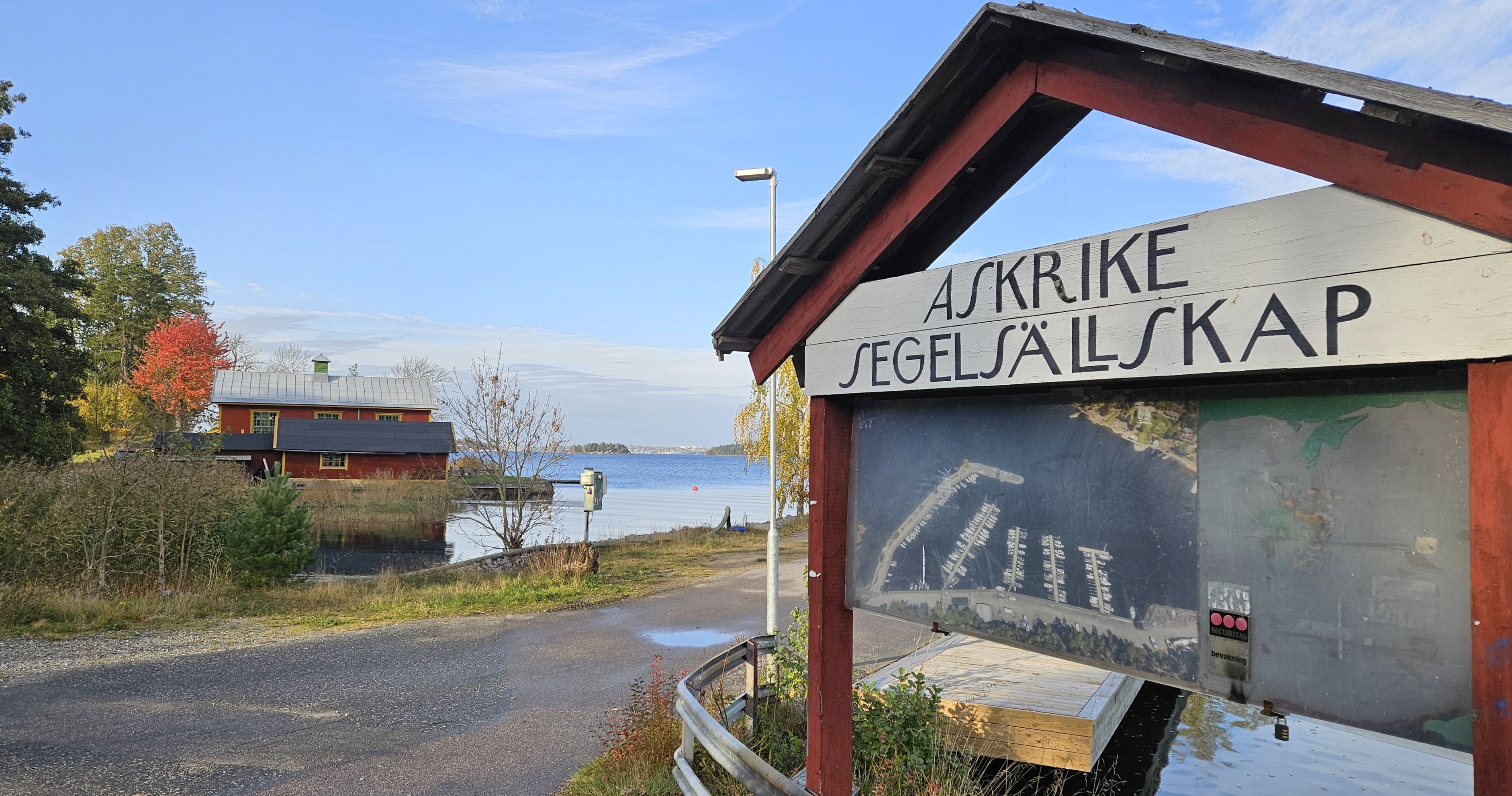 Askrike SegelSällskap vid Askrikeviken. T.v. syns "Flyg-Nybergs" hangar, byggd 1908 och byggnadsminnesförklarad 1985. 18 okt 2024
