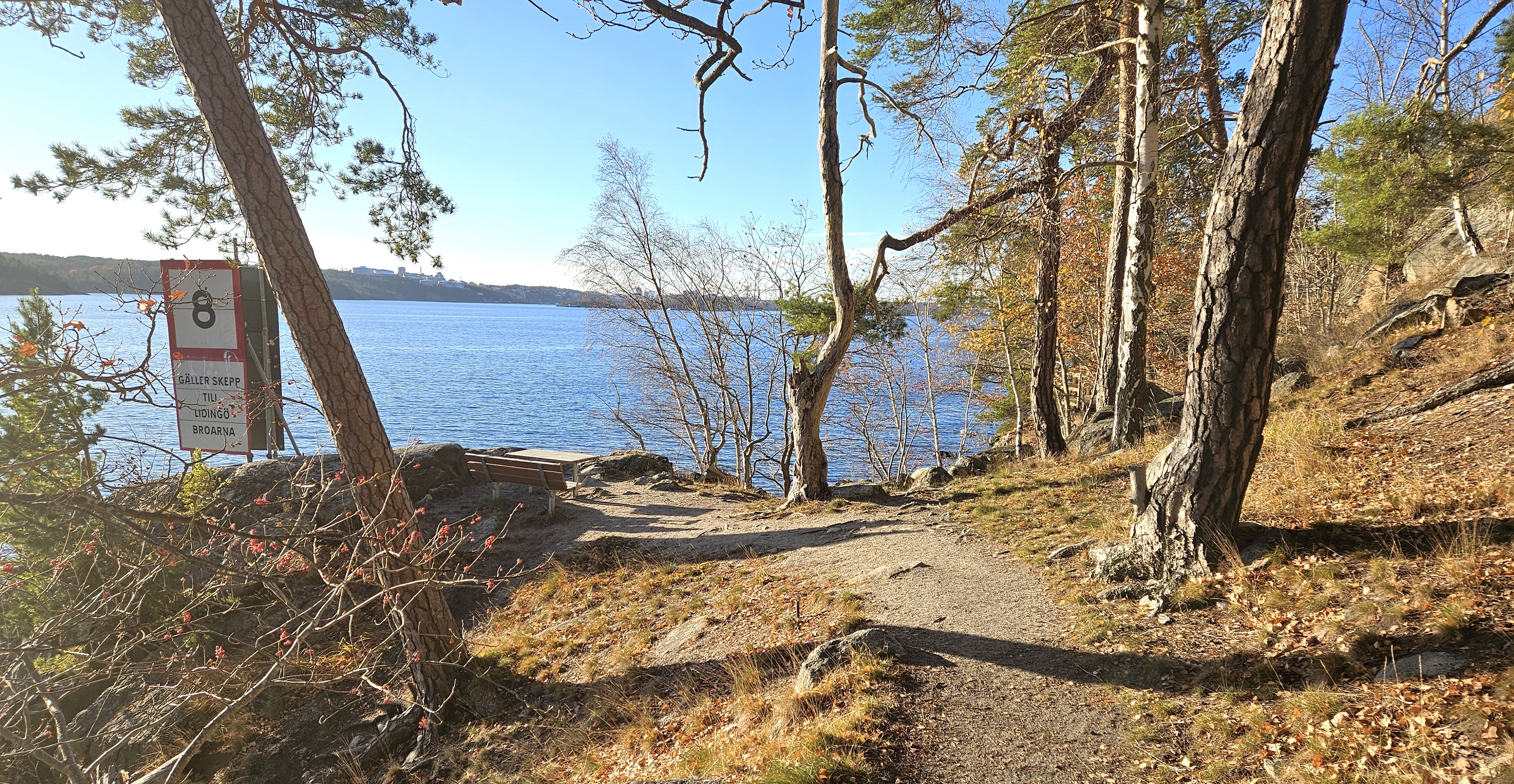 1. Stigen utmed Höggarnsfjärden mellan Breviks hamn och Sjöstigen. 16 nov. 2024