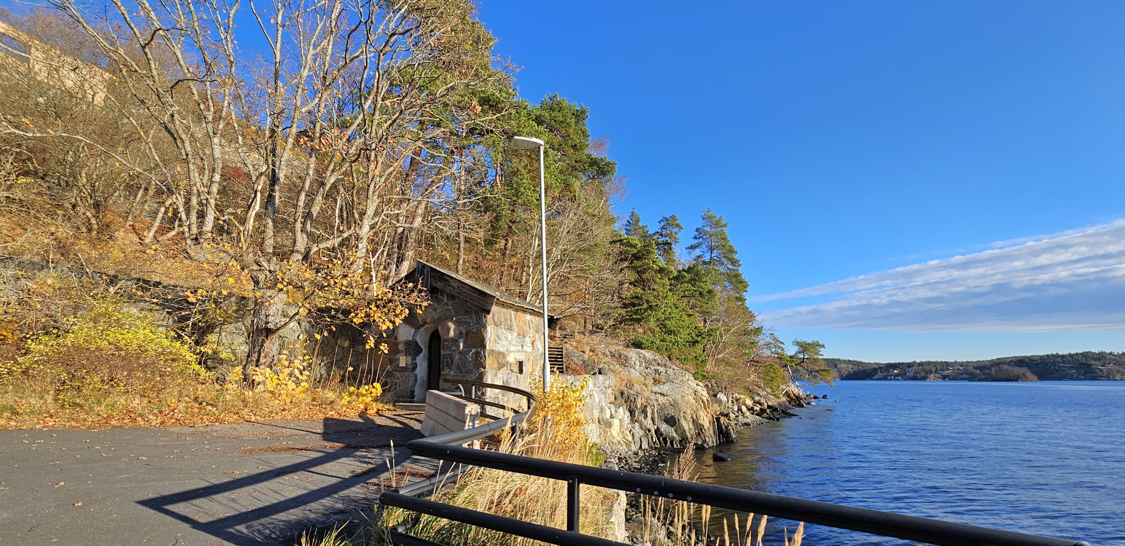 4. Stigen utmed Höggarnsfjärden mellan Breviks hamn och Sjöstigen. 16 nov. 2024