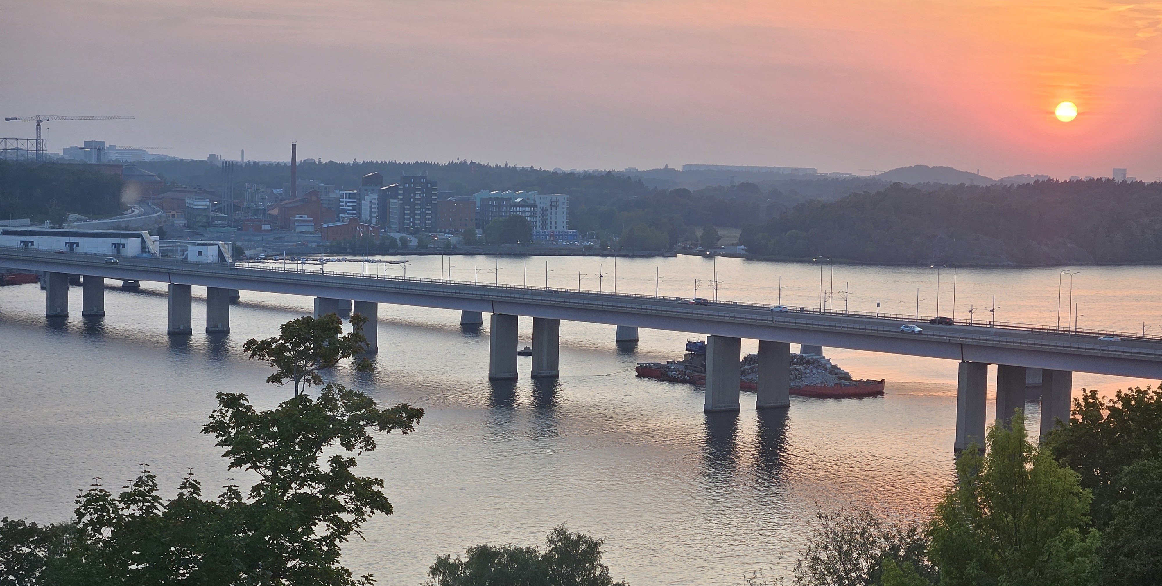 Lidingöbron i solnedgång. 7 sept 2024.