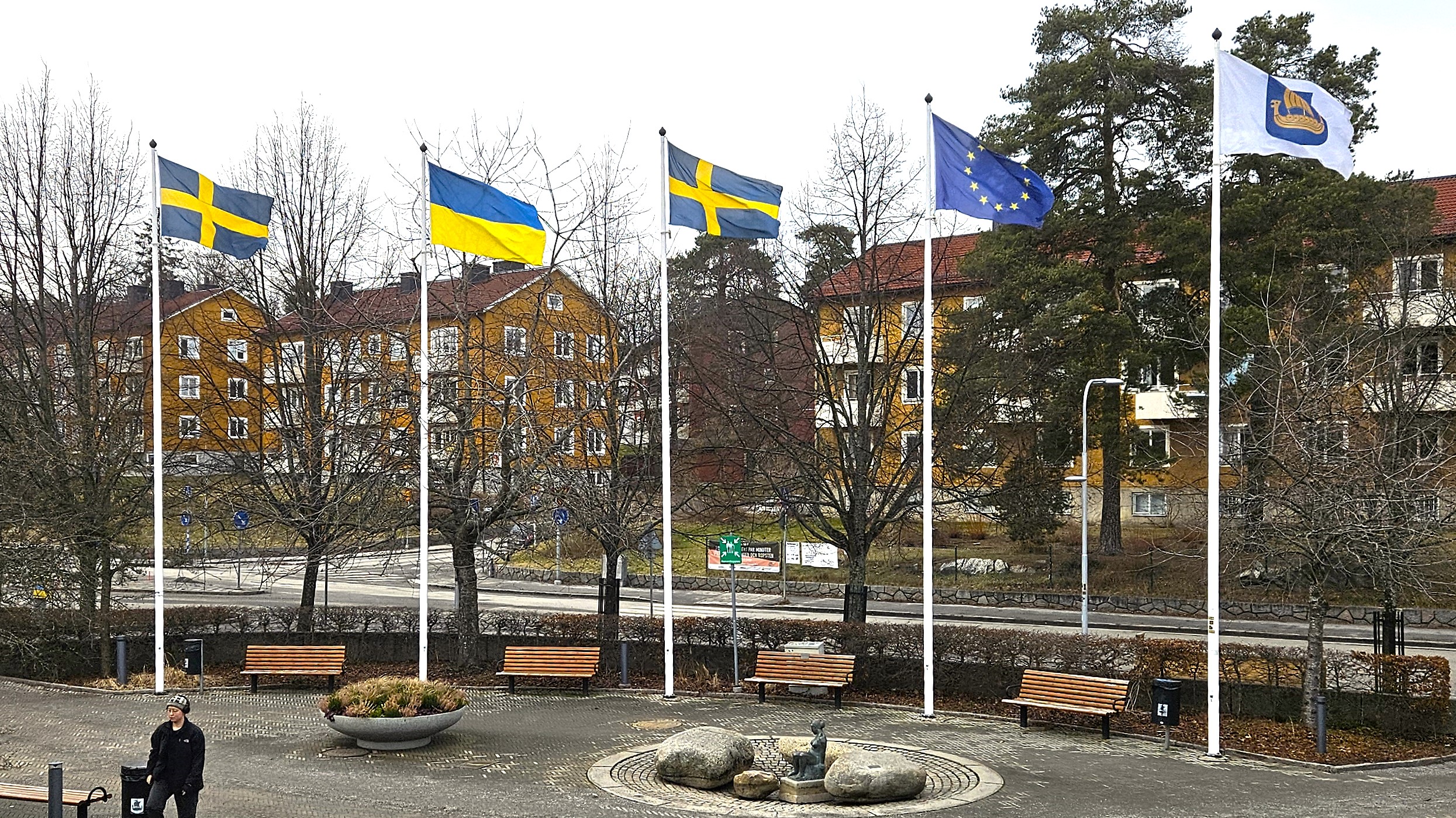 Flaggor utanför Lidingö stadshus måndag den 24 februari 2025. 3 år sedan Ryssland inledde kriget mot Ukraina.