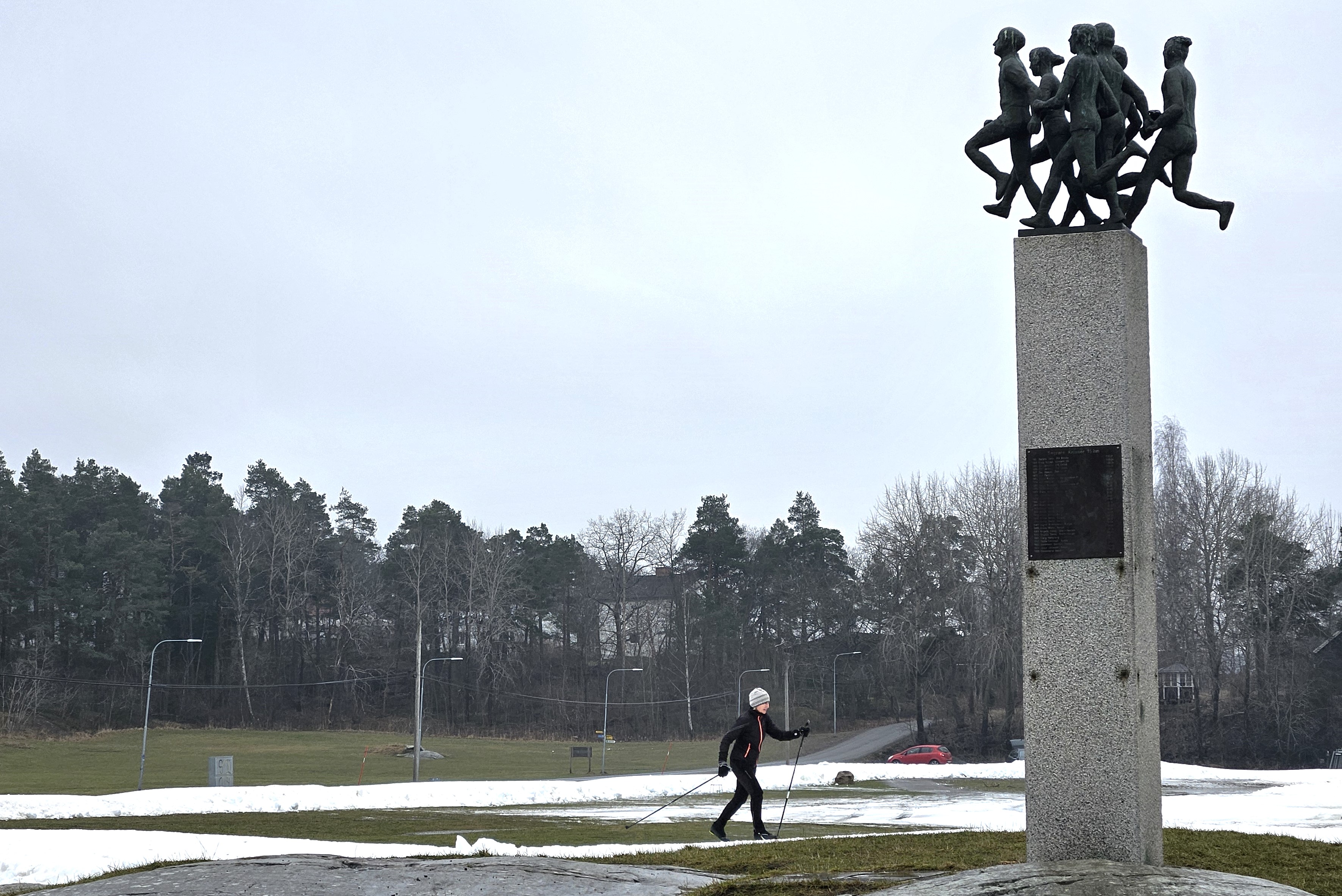 Skollov och brist på snö. Men på Grönsta gärde finns ett skidspår för dem som vill träna inför t.ex. Vasaloppet eller bara åka en sväng. 23 feb. 2025