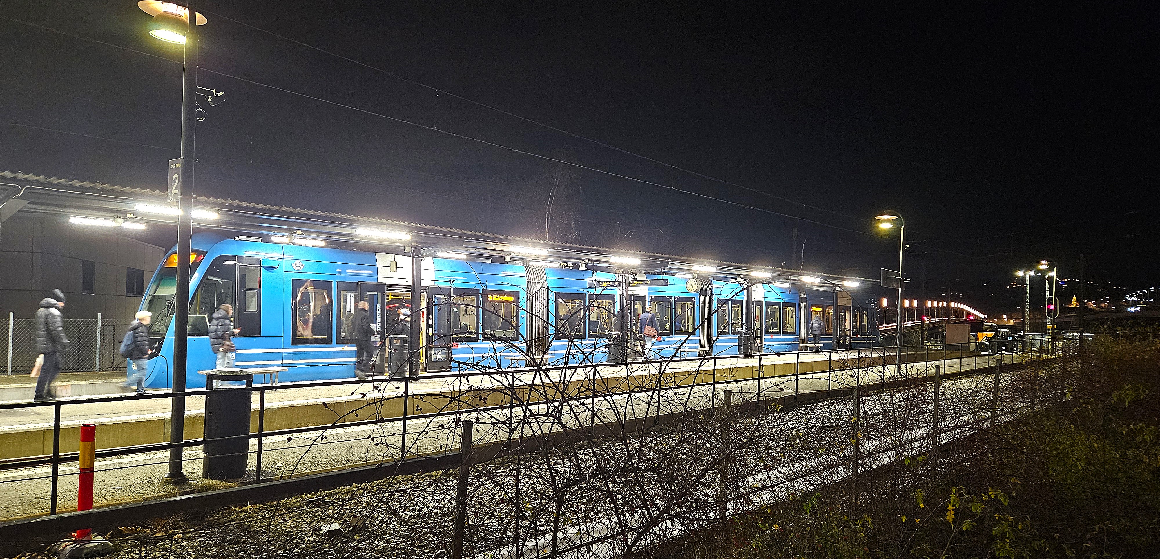 Lidingöbanan, vid Ropsten. Snart (15 december) ett färdmedel utan konduktör. 6 dec. 2024