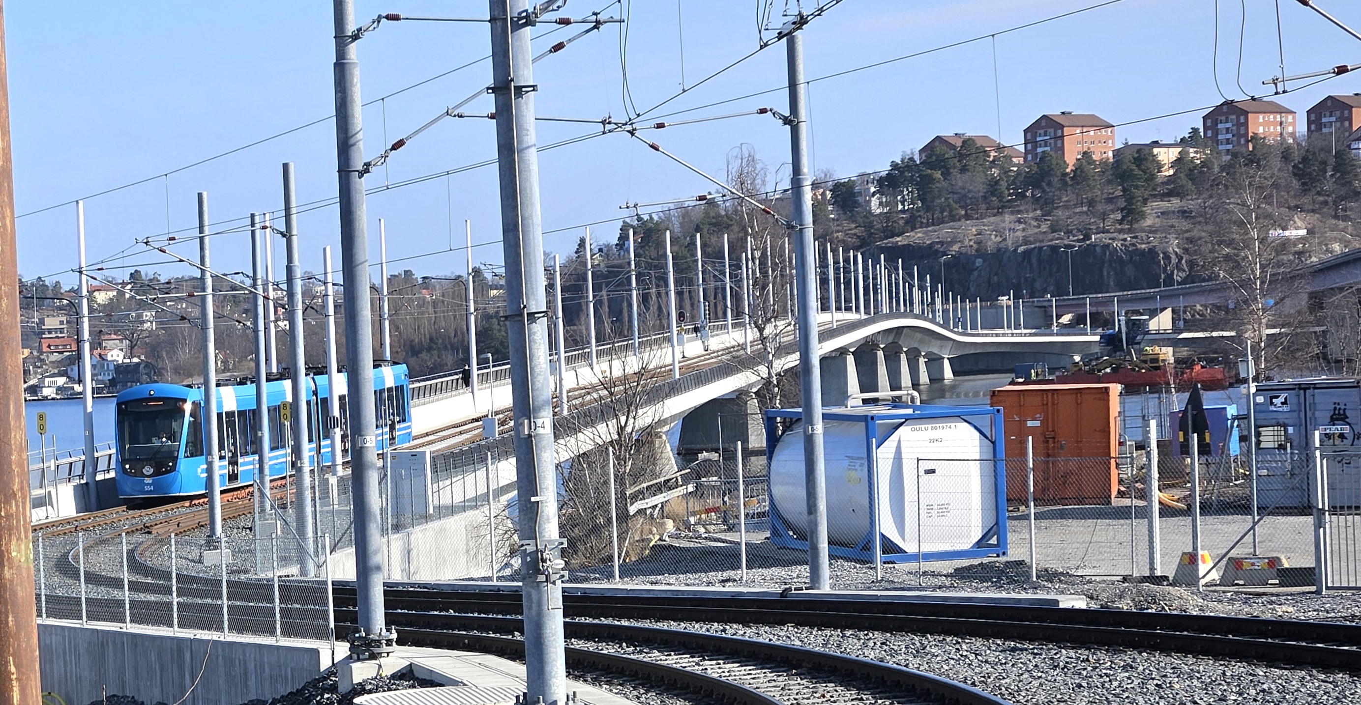Lilla Lidingöbron med delar av Torsviksplatån till höger i bakgrunden. 24 mars 2025