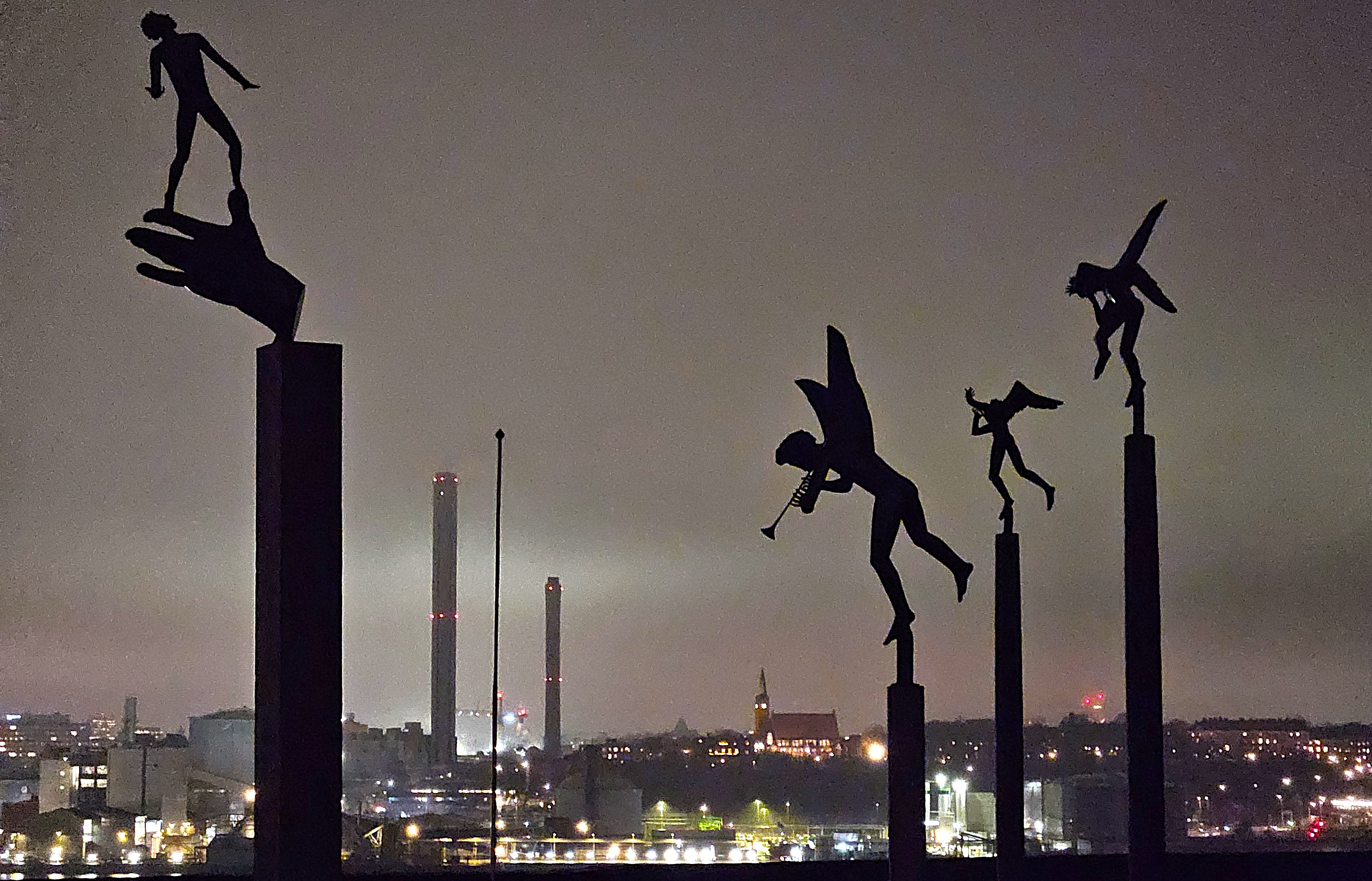 Några av Millesgårdens skulpturer. I bakgrunden den upplysta Hjorthagen. 2 jan. 2025
