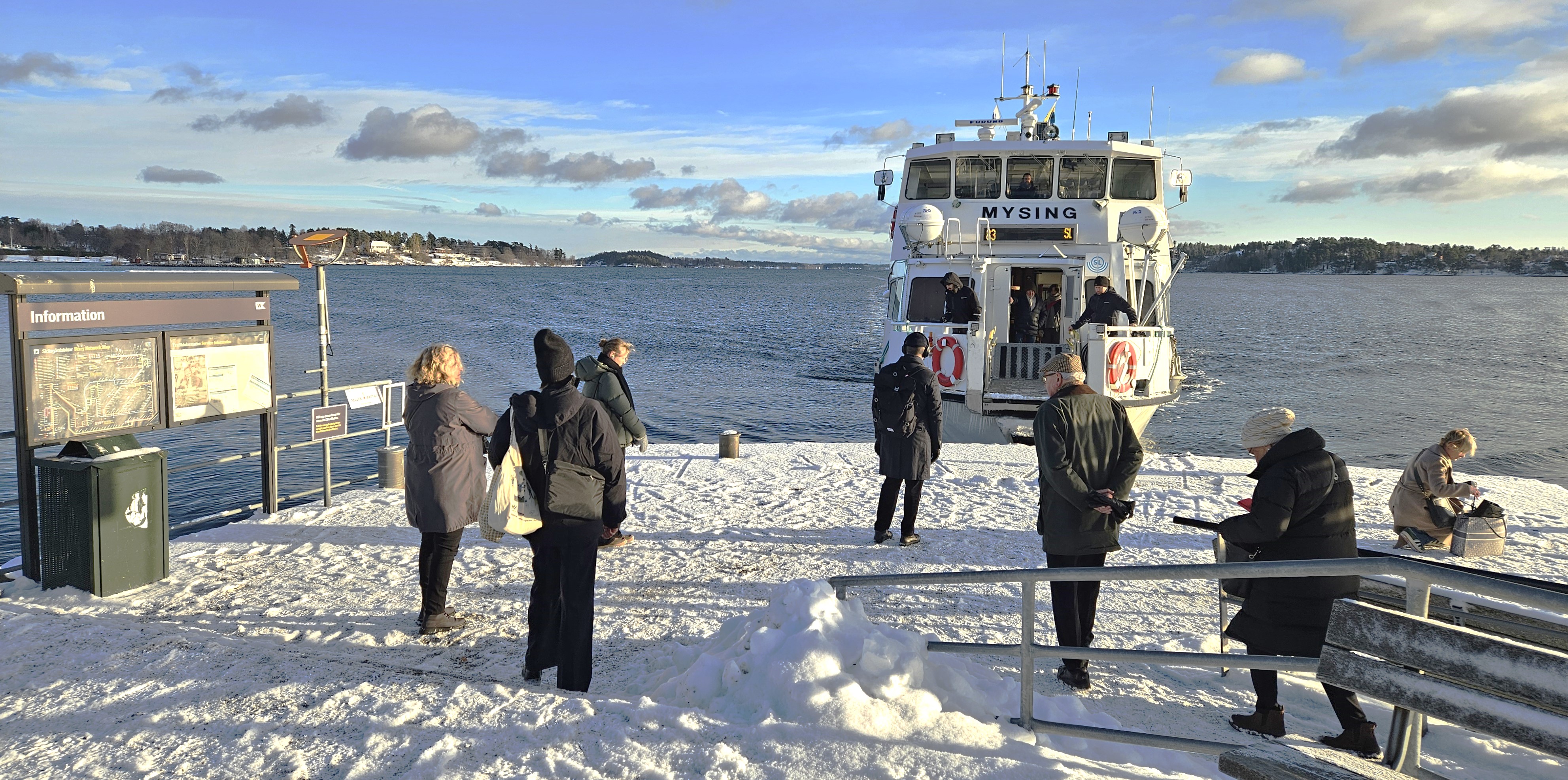 Gåshaga brygga. Att ta båten till Stockholm är många gånger säkrare än att ta Lidingöbanan. 23 nov. 2024