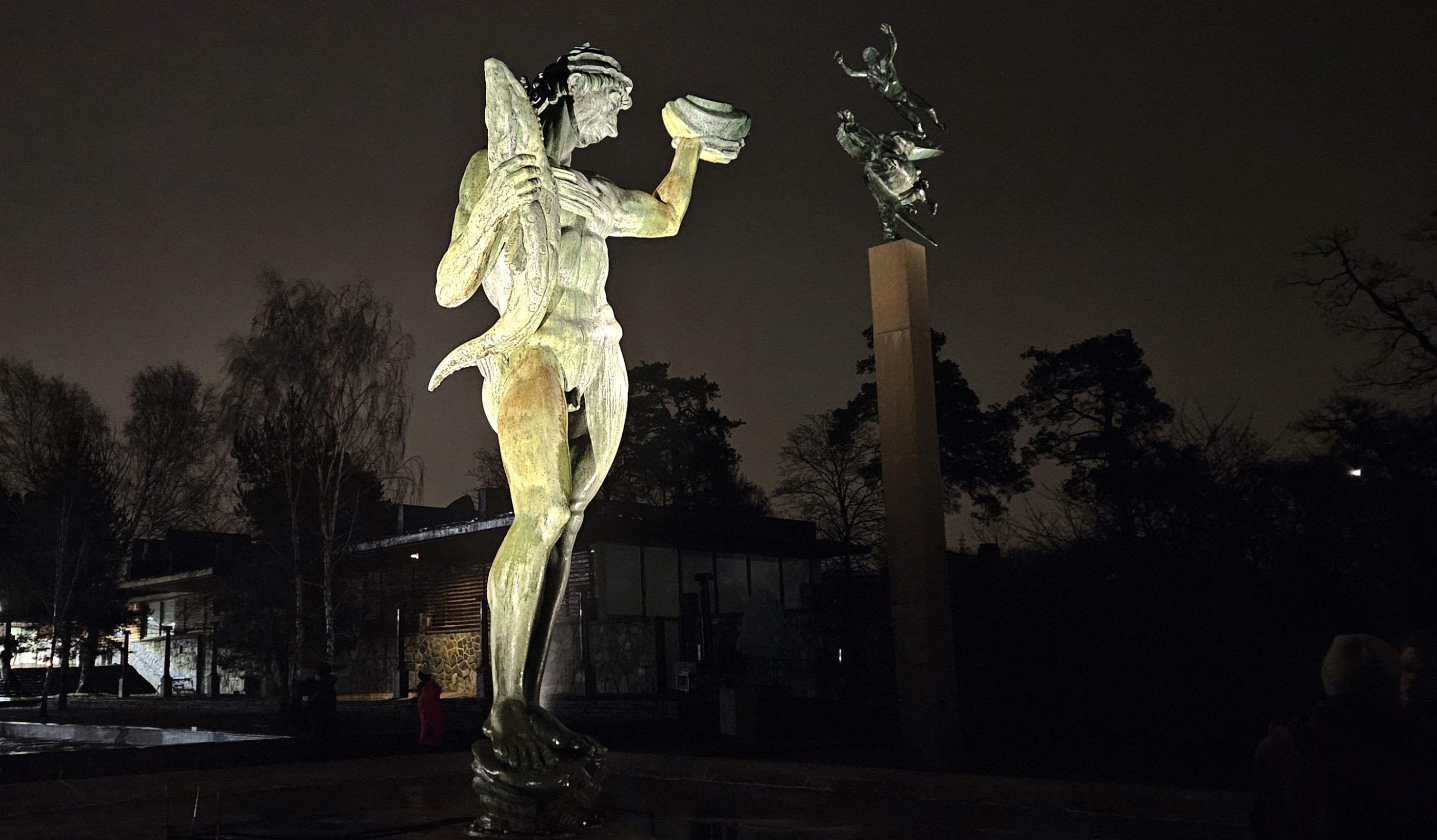 Nu lyser det på "Poseidon" och "Människan och Pegasus" på Millesgården. Belysningen tändes den 18 december. 19 dec. 2024