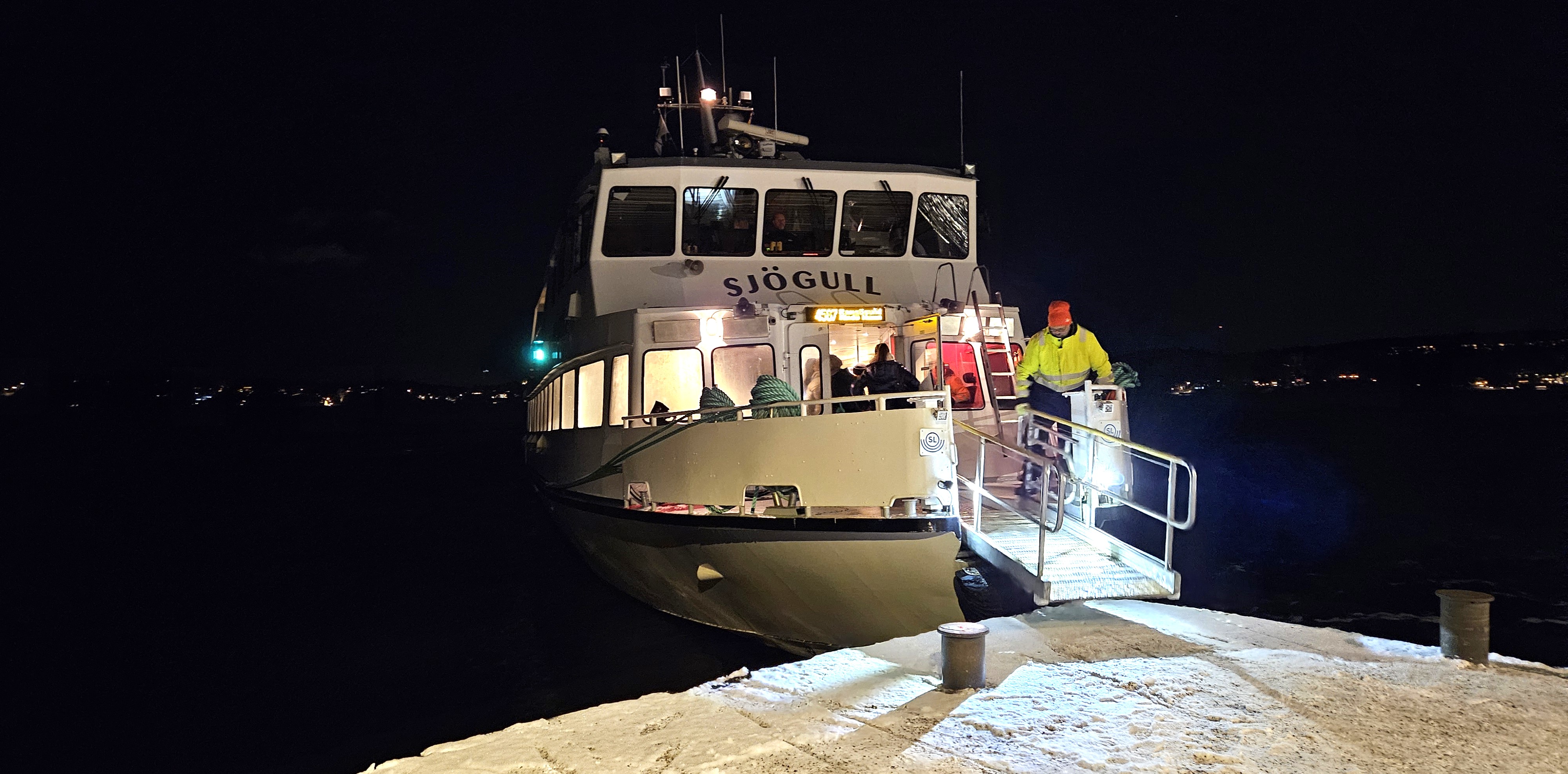 Gåshaga brygga. SL:s båttrafik fungerar medan Lidingöbanan är mer osäkert. 23 nov. 2024