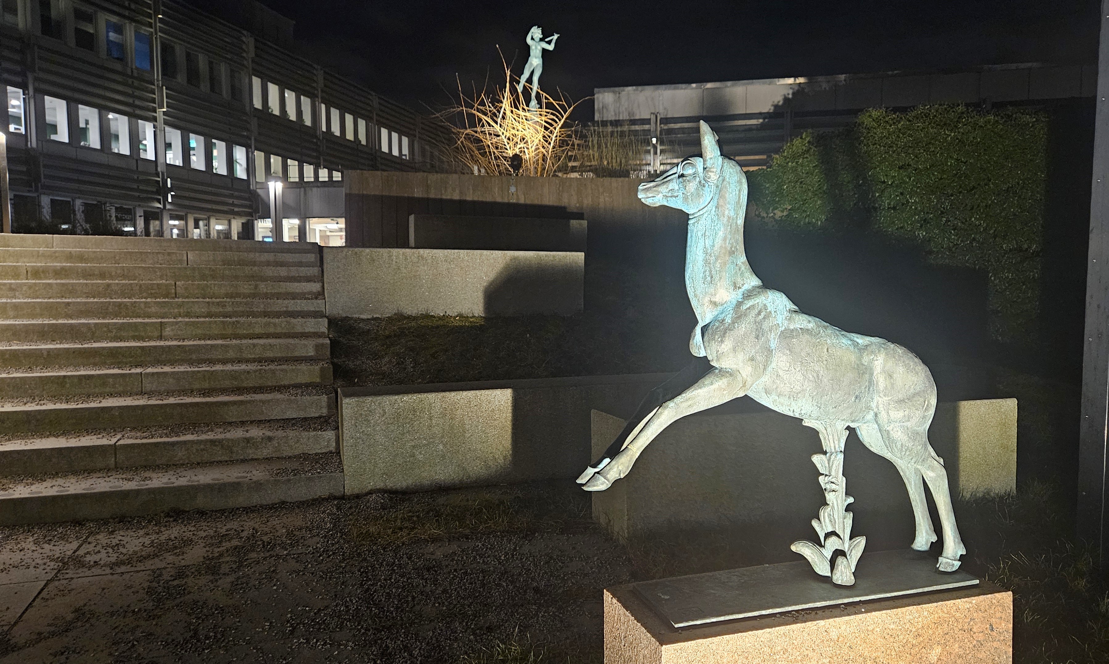 Skulpturerna "Hind" och "Diana" av Carl Milles står utanför stadshuset entré på Bussgatan. 6 mars 2025
