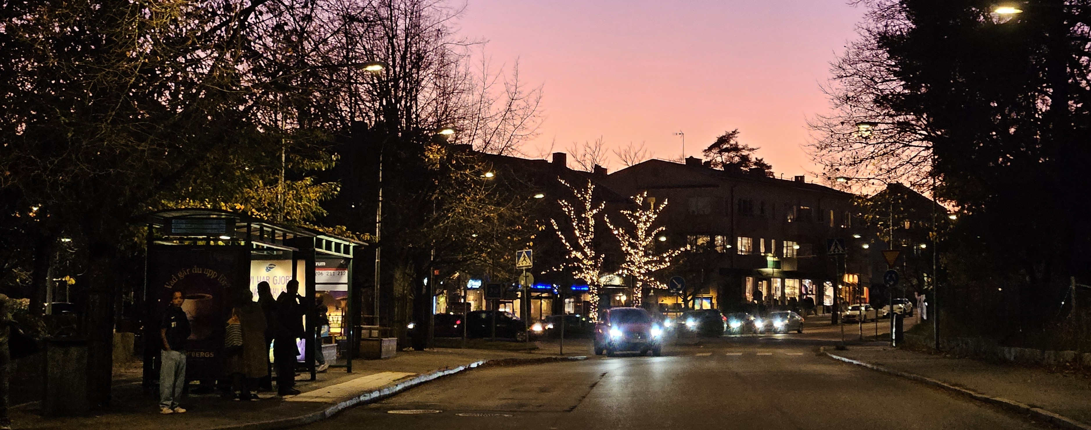 Stockholmsvägen och ett lysande träd i rondellen vid Sturevägen. 9 nov. 2024