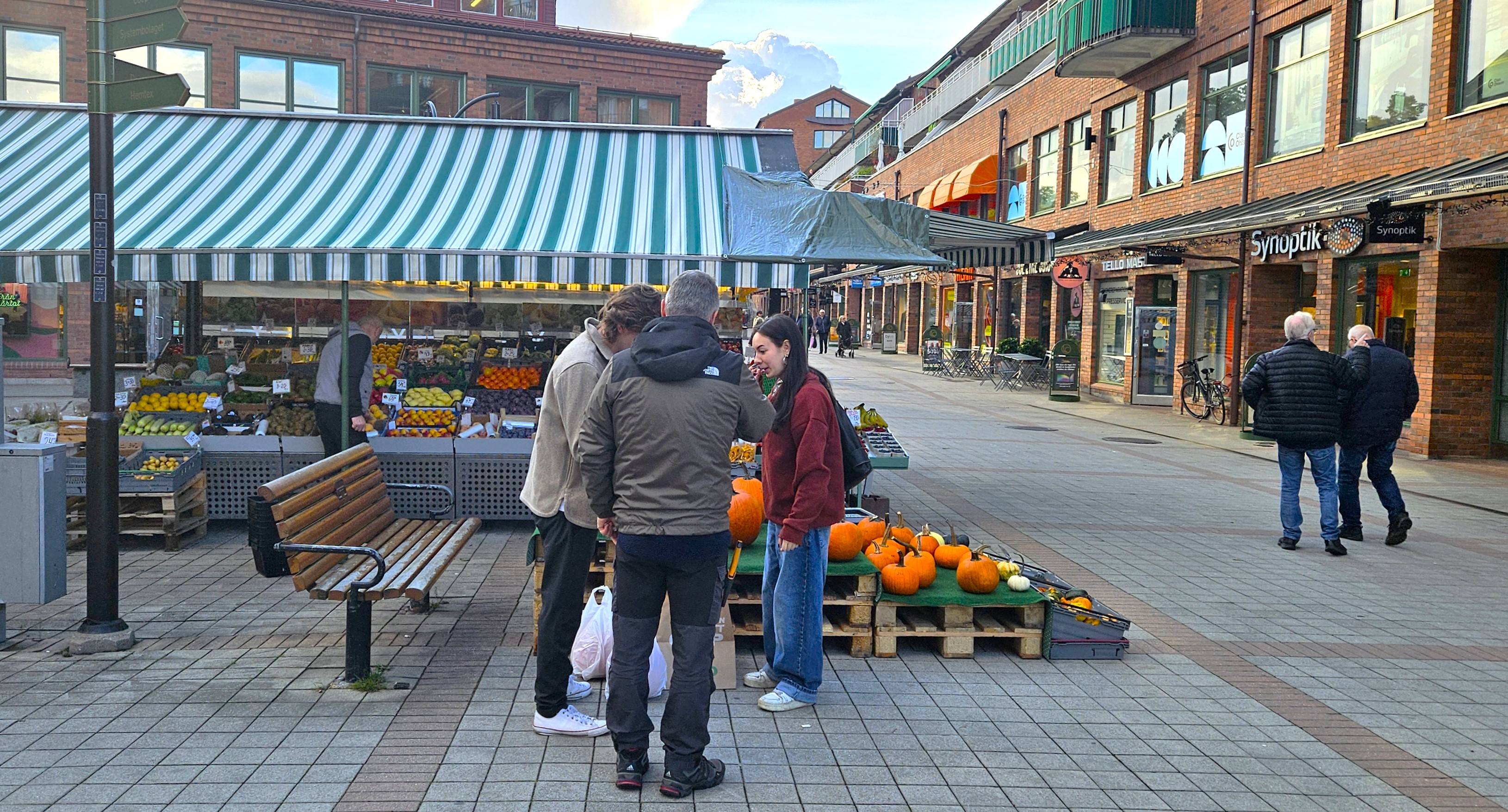 Vasatorget i Lidingö centrum. 15 okt. 2024