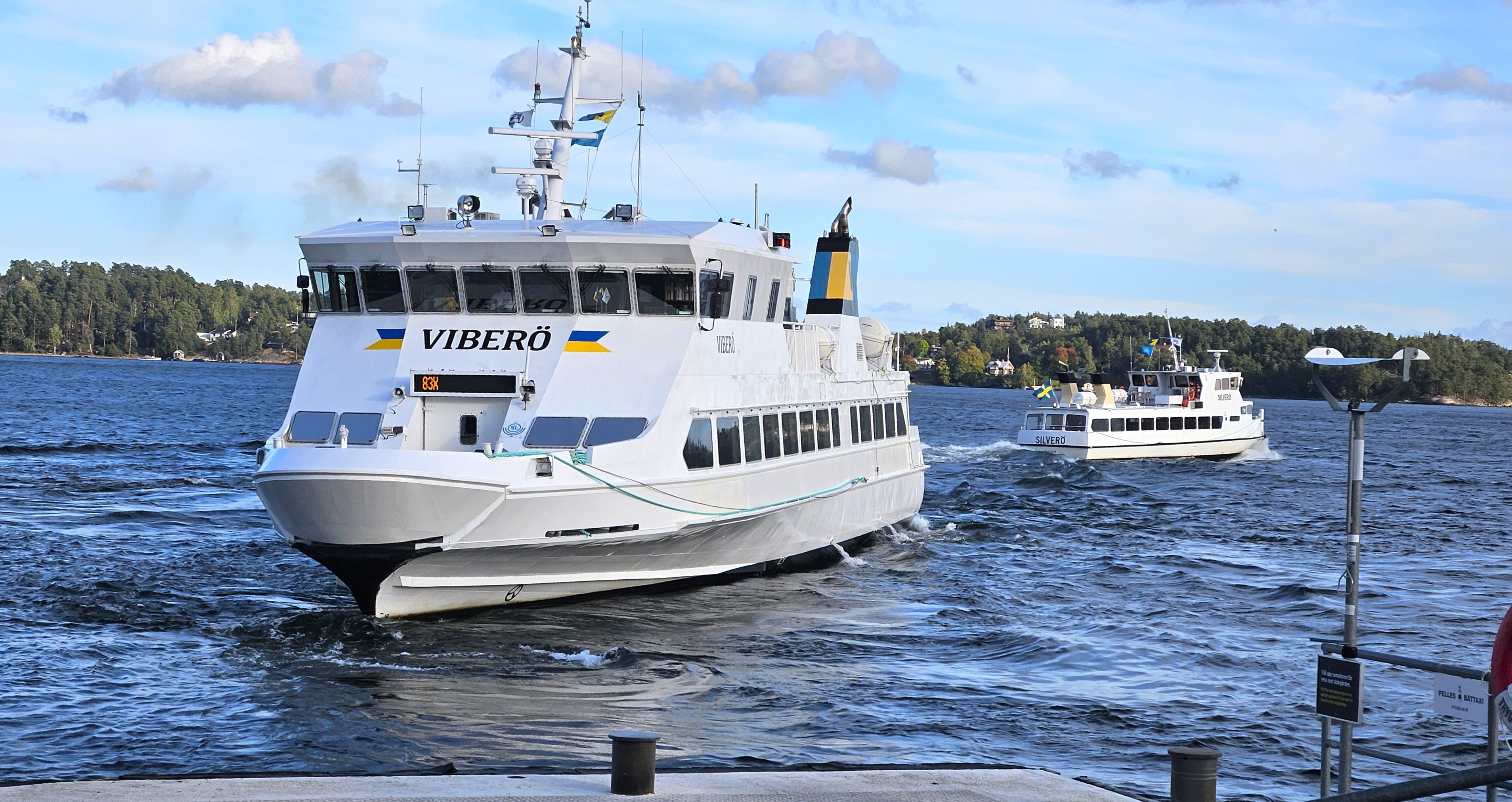 Waxholmsbolagets Viberö (som trafikerar för SL) lämnar Gåshaga brygga för fortsatt färd till Vaxholm. I bakgrunden Silverö på väg mot Stockholm. 25 sept 2024