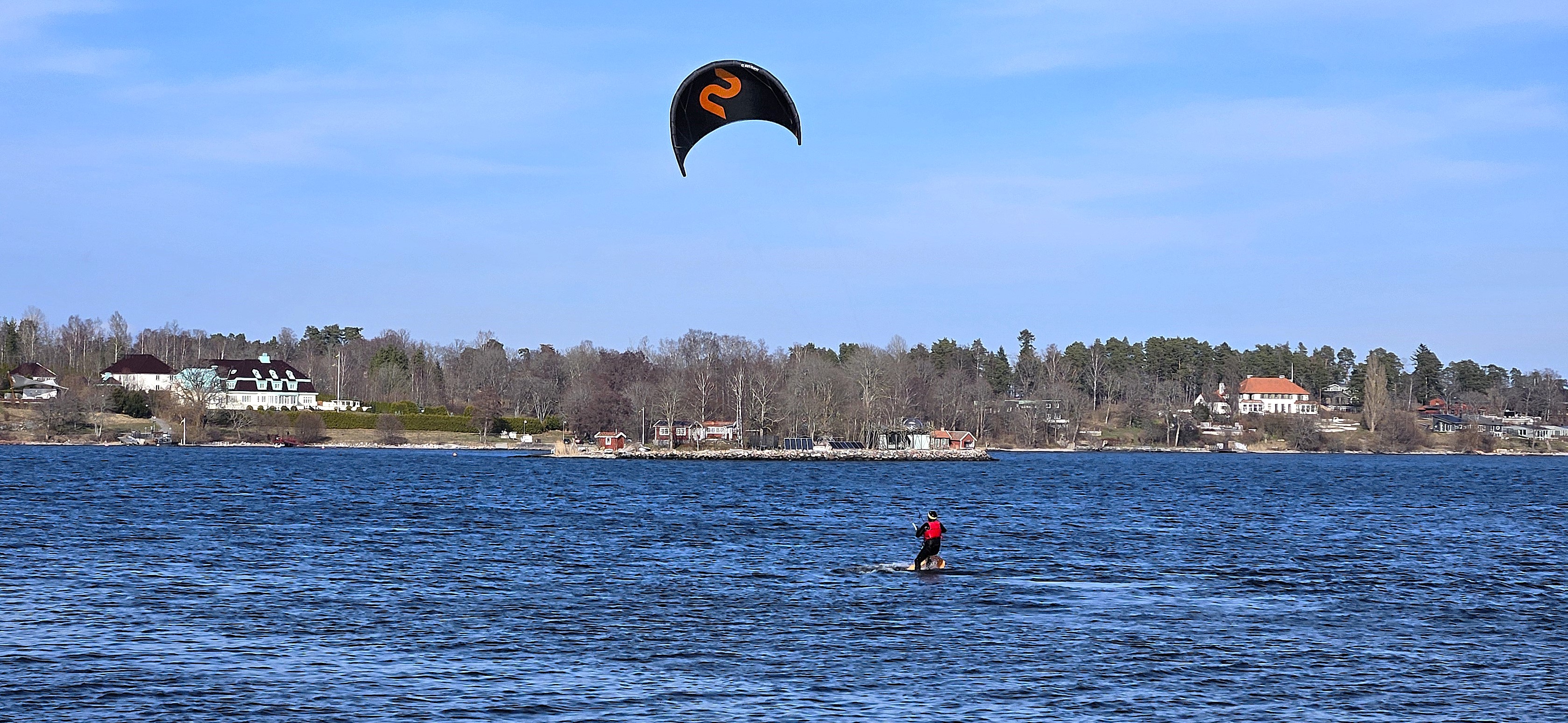 Brädsegling utanför Gåshaga. Till vänster i bakgrunden Söderås och i mitten ön Svanholmen. 28 mars 2025