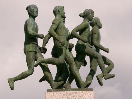 På en fyra meter hög sockel vid Grönsta gärde står detta löparmonument gjort av lidingökonstnären Sven Lundqvist (1918 - 2010). På sockeln finns metallplattor med förteckning över vilka som vunnit Lidingöloppet under åren.