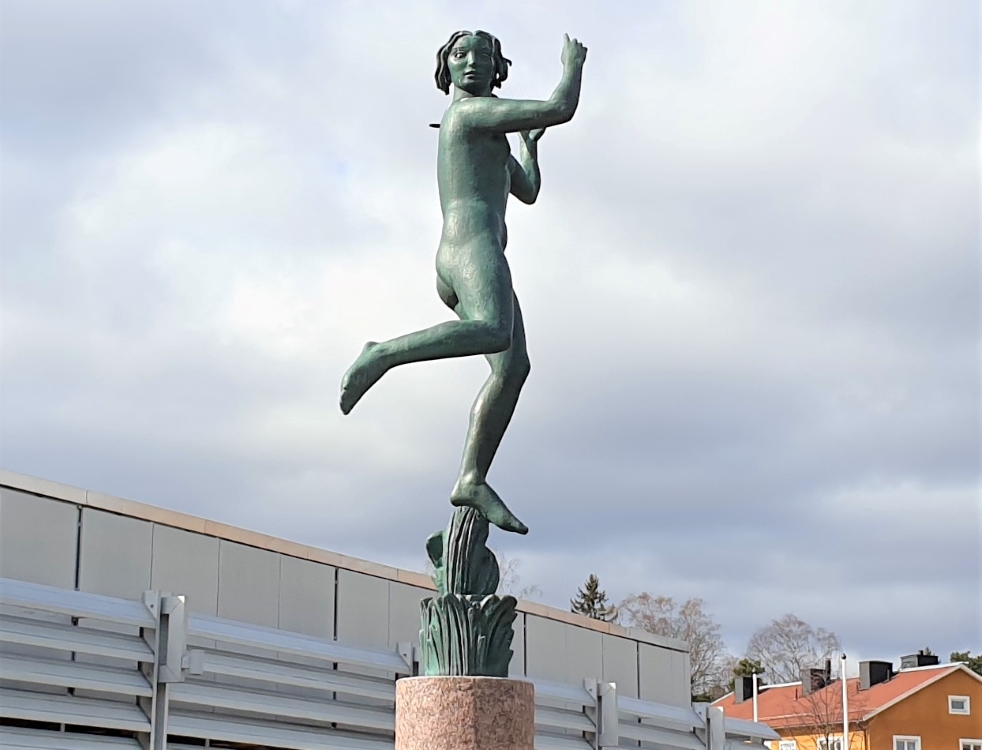 Carl Milles (1875-1955): Diana. Skänkt av konstnären 1952. Står vid trappan på Bussgatan, vid Lidingö stadshus. Ingår i en skulpturgrupp bestående av tre fristående skulpturer i brons.