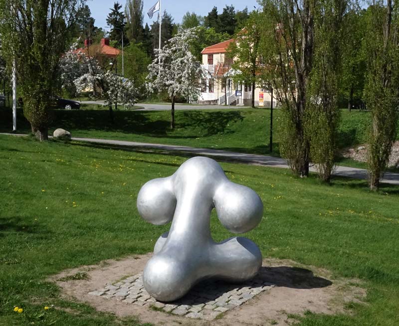 Johan Wiking (1964-): Skulpturen MOI (uttalas just som bokstäverna MOI) är gjuten i aluminium och cirka 120 x 120 x 120 centimeter. Inköpt 2015 av Lidingö stad. Placerad på slänten mot Lejonvägen, bakom Restaurang Jernet i Lidingö centrum.