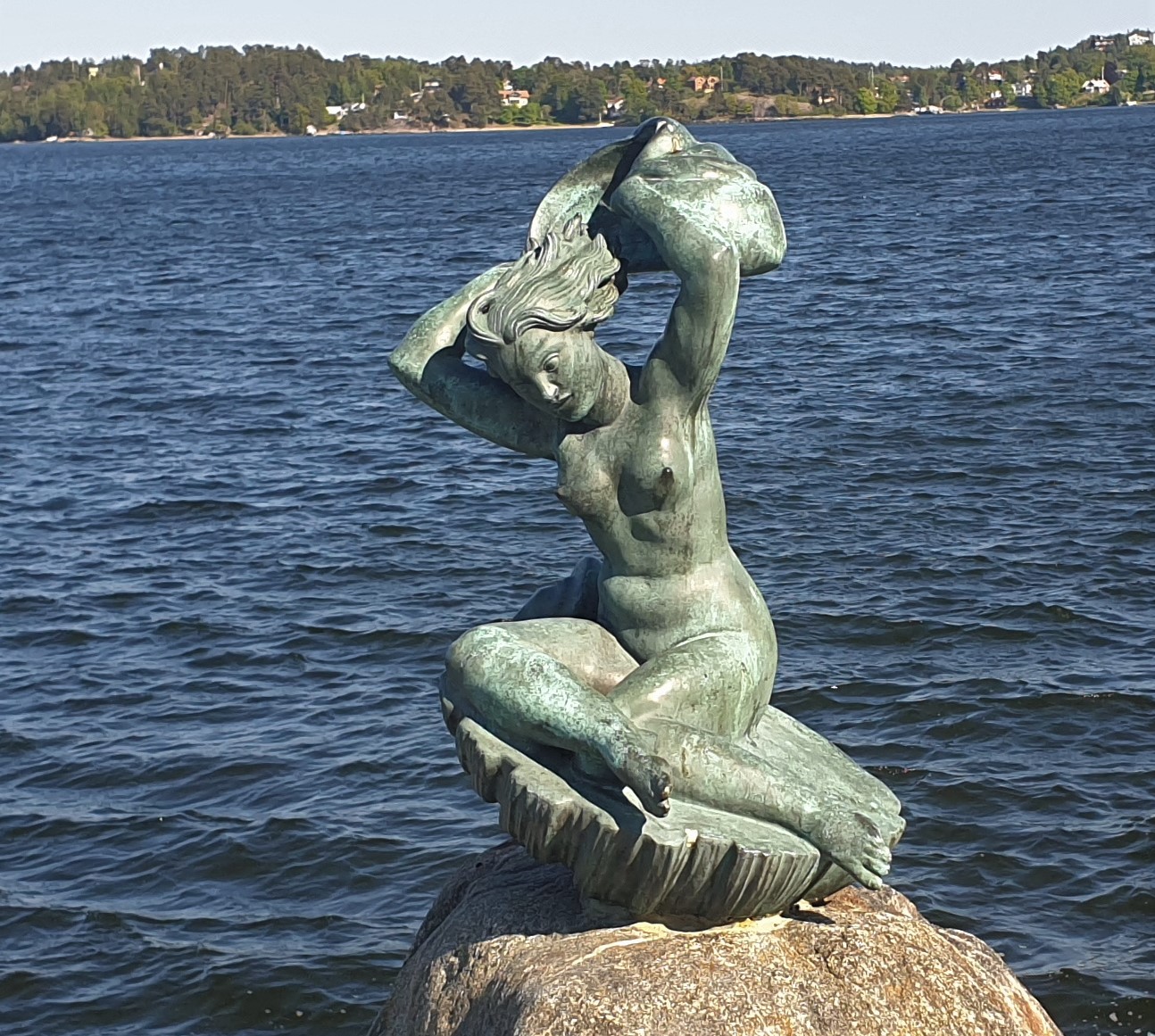 Carl Milles (1875-1955): Venus sittande på en snäcka. Tillkomstår 1917. Står vid Gåshaga brygga.