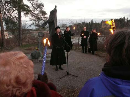 Den 27 januari varje år på Förintelsedagen högtidlighålls Raoul Wallenbergs minne genom fackeltåg till monumentet i stadshusparken, tal och därefter en sammankomst i den närbelägna Ansgarskyrkan eller i i Lidingö stadshus. Bilden från 2008.