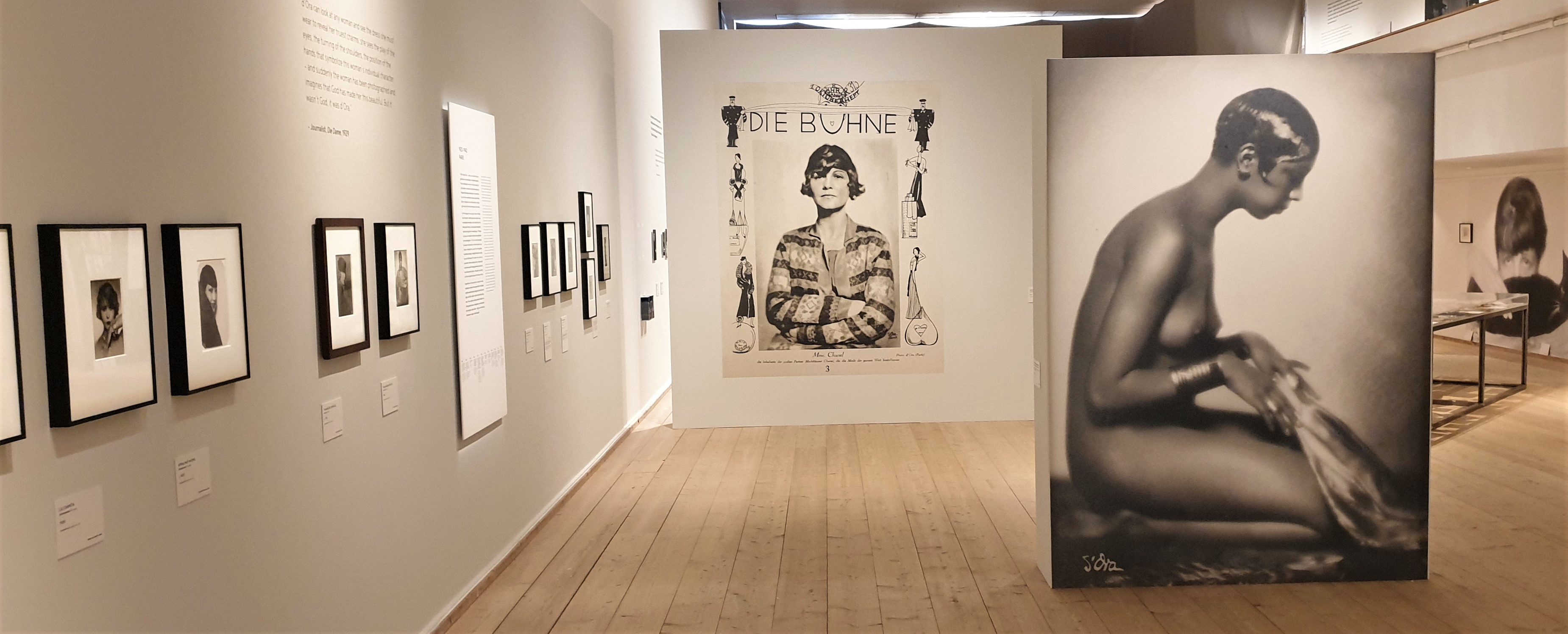 Joséphine Baker i förgrunden och Coco Chanel på "Die Buhne".