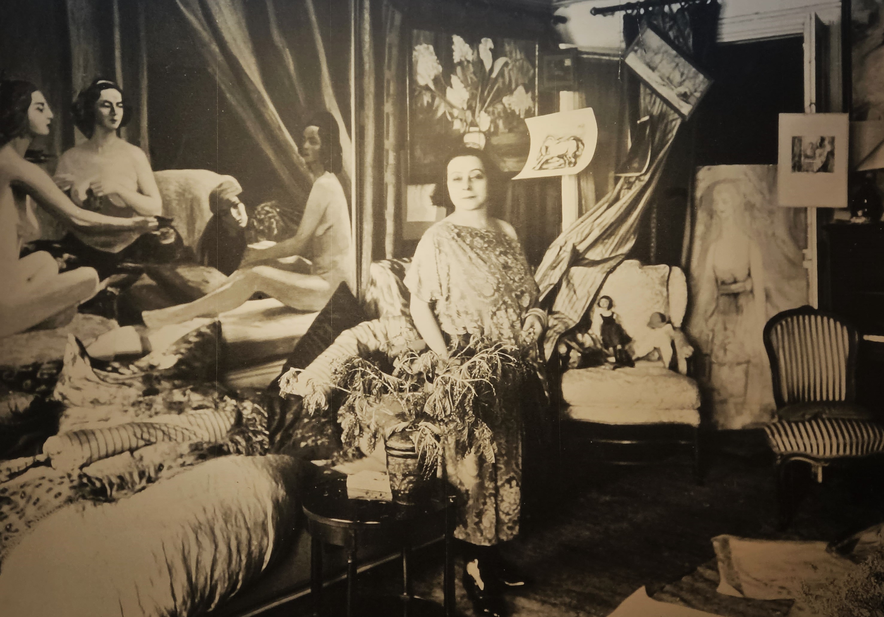 Jacqeline Marval bland sina konstverk. Bild från 1920-talet.
