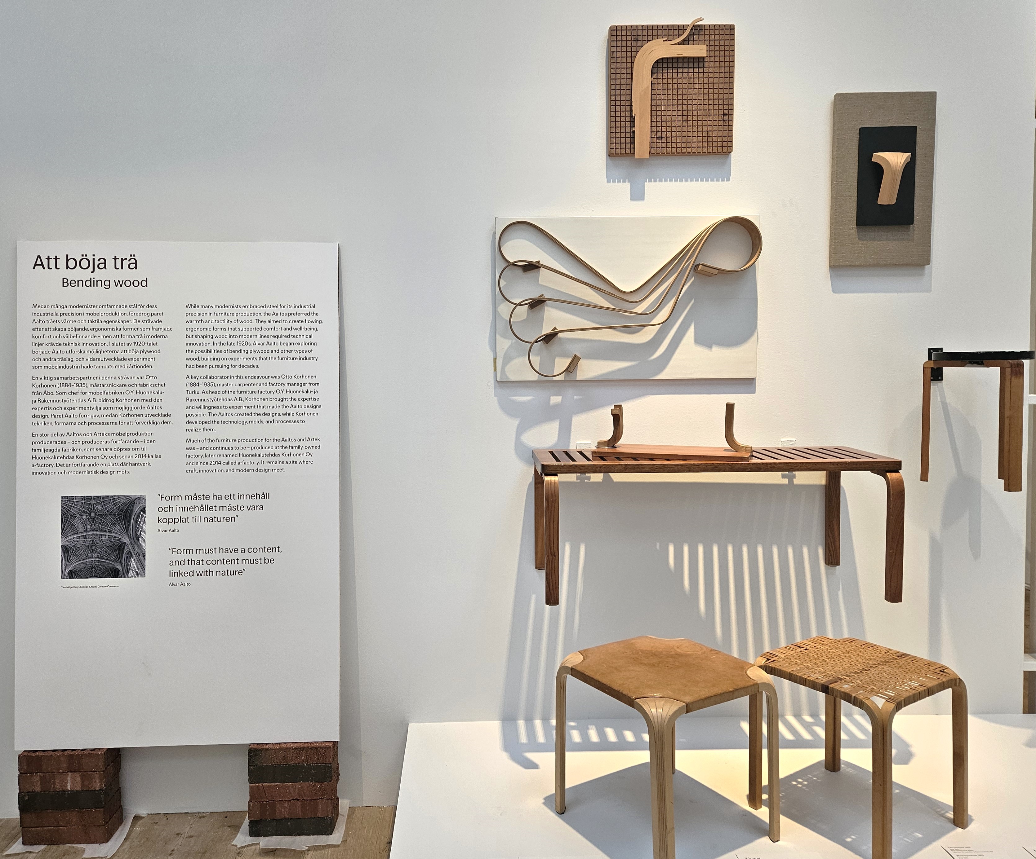 Att böja trä. Medan många modernister omfamnade stål för dess industriella precision i möbelproduktion, föredrog paret Aalto träets värme och taktila egenskaper.