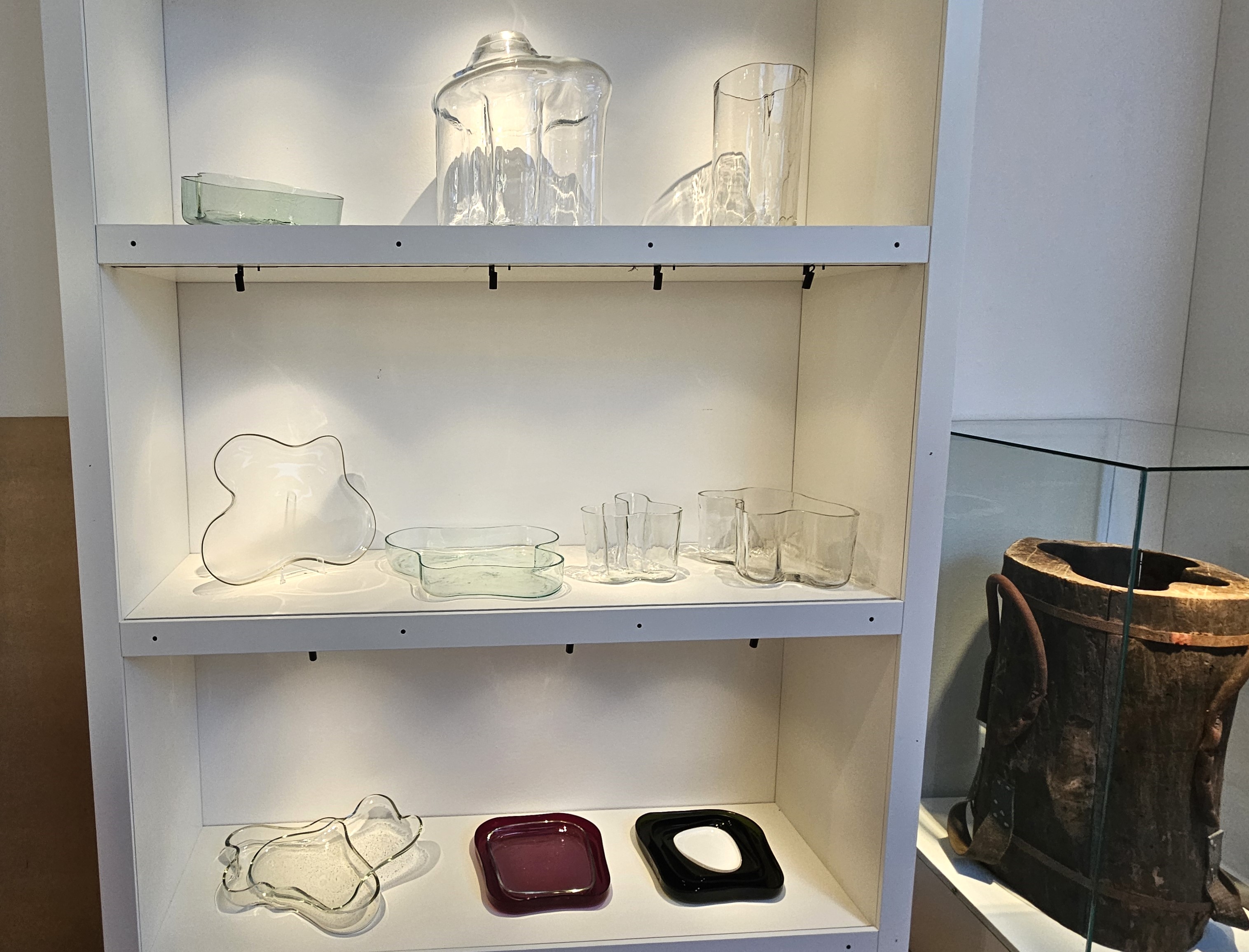 Under 1930-talet arbetade paret Aalto mycket med glas och båda förekom i flertalet tävlingar i glasformgivning i Finland. Alvar Aaltos mest kända glasföremål är Aaltovasen – eller Savoyvasen, som vann första pris i en tävling anordnad av Karhula-Iittala glasbruk 1936, med förslaget Eskimoerindens skinnbuxa (Eskimåflickans skinnbyxa). Förslaget ledde till närmare tjugo olika vaser och fat. Ursprungsfärgerna var klarglas, brun, himmelsblå, sjögrön och rök. De tillverkades genom att blåsa dem i en träform (till höger), vilket gav dem en levande, något ojämn yta.