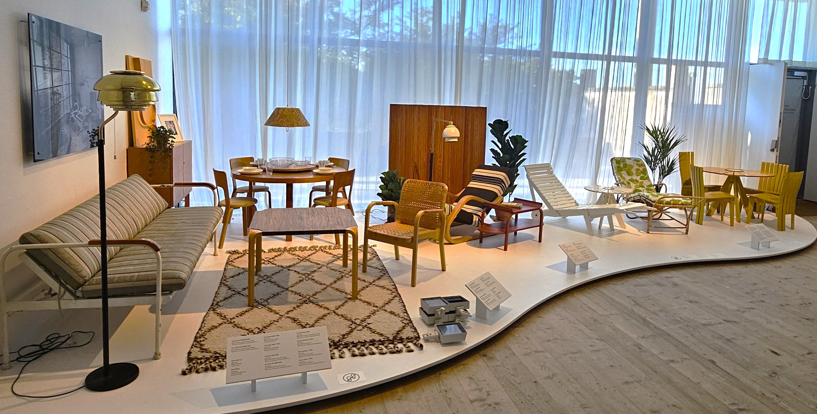 År 1935 grundade Aino och Alvar Aalto, Maire Gullichsen (1907–1990) och Nils-Gustav Hahl (1904–1941) Artek, ett finskt företag som tillverkade möbler och belysningsdesign. ”Artek-stilen” inbegrep äkta material, rena linjer, funktionella lösningar och en internationell känsla. Redan från starten var dock firman mer än bara ett möbelföretag.