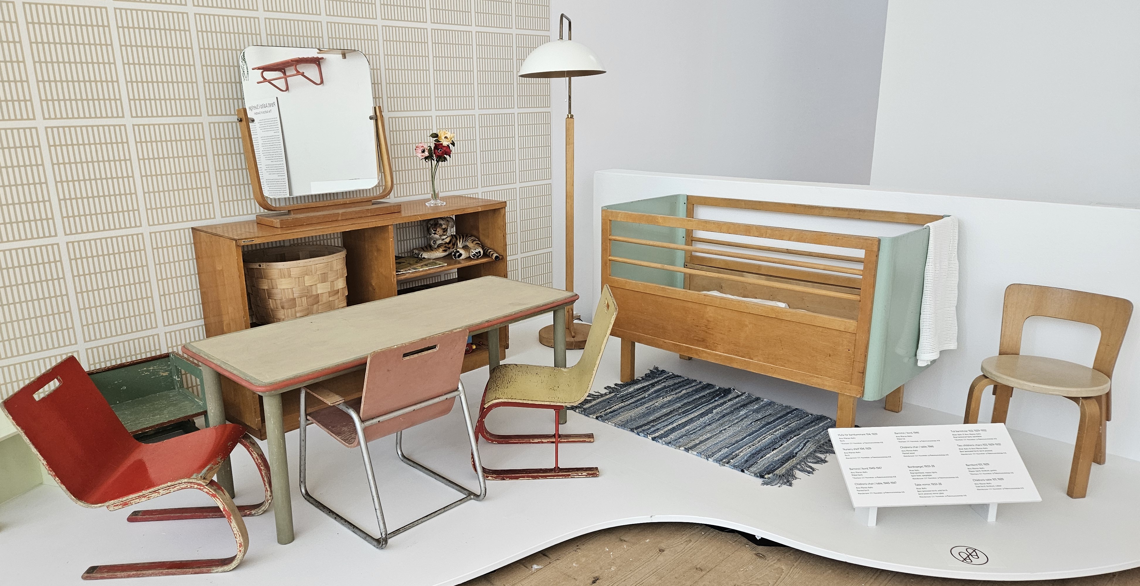 Aino Marsio-Aalto presenterade sina första ritningar för barnmöbler redan 1929, då parets två barn var ett respektive tre år gamla.
