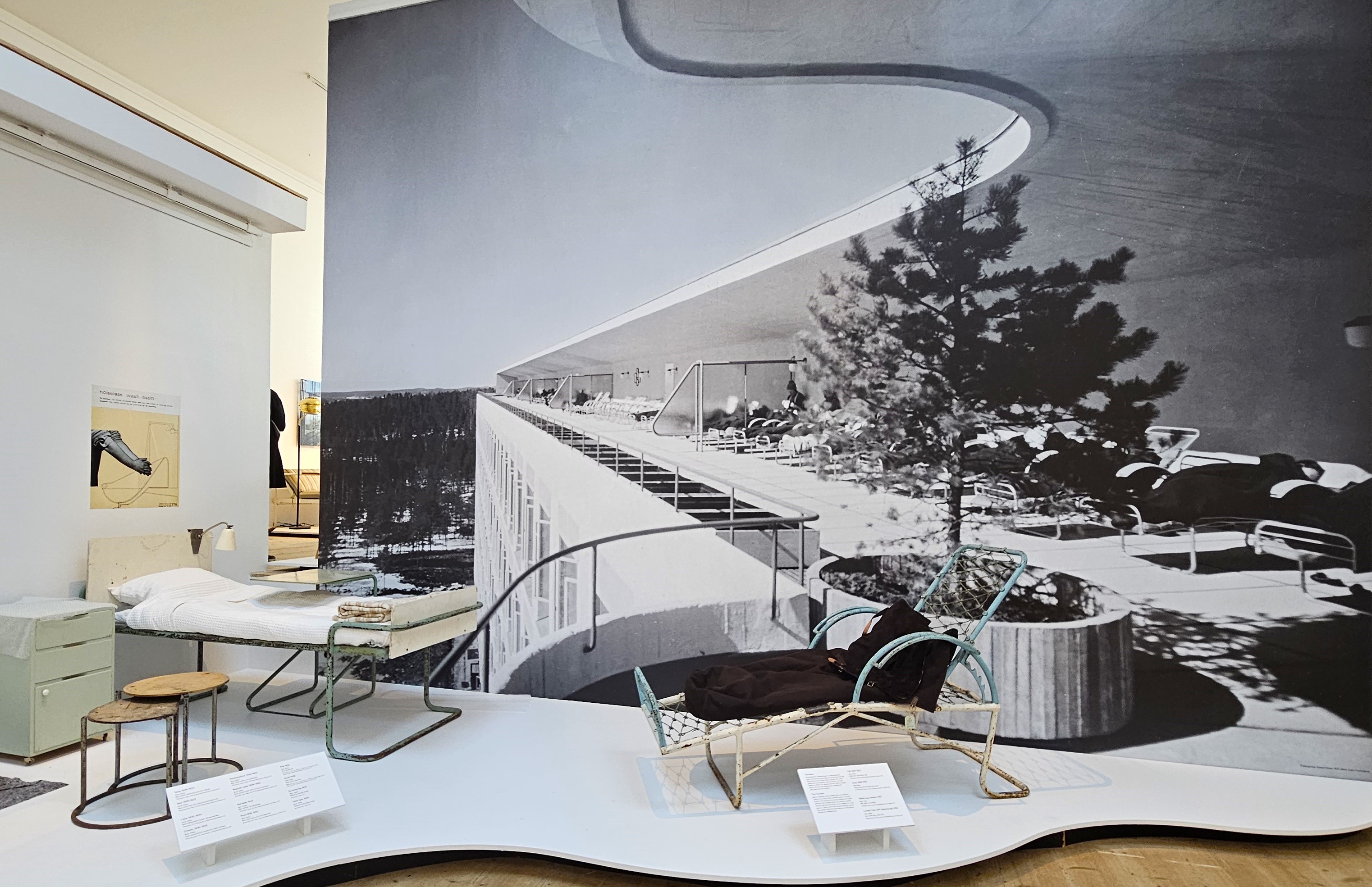 Paimio Sanatorium. Tuberkulossanatoriet i Pemar, Finland, färdigställdes 1933 och blev en central byggnad för Alvar och Aino Marsio-Aaltos karriärer. Tillsammans med Viborgs stadsbibliotek väckte den helhetsbetonade designen internationell uppmärksamhet.